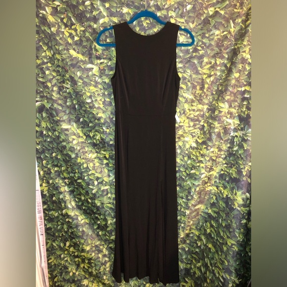 Elegant Black Sleeveless Dress - Picture 13 of 16